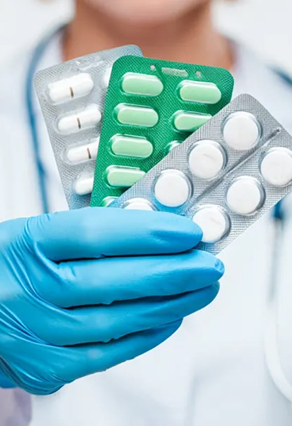Врач с таблетками