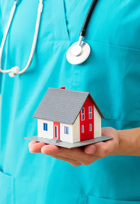 Доктор в бирюзовом халате