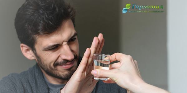 Мужчина отказывается пить