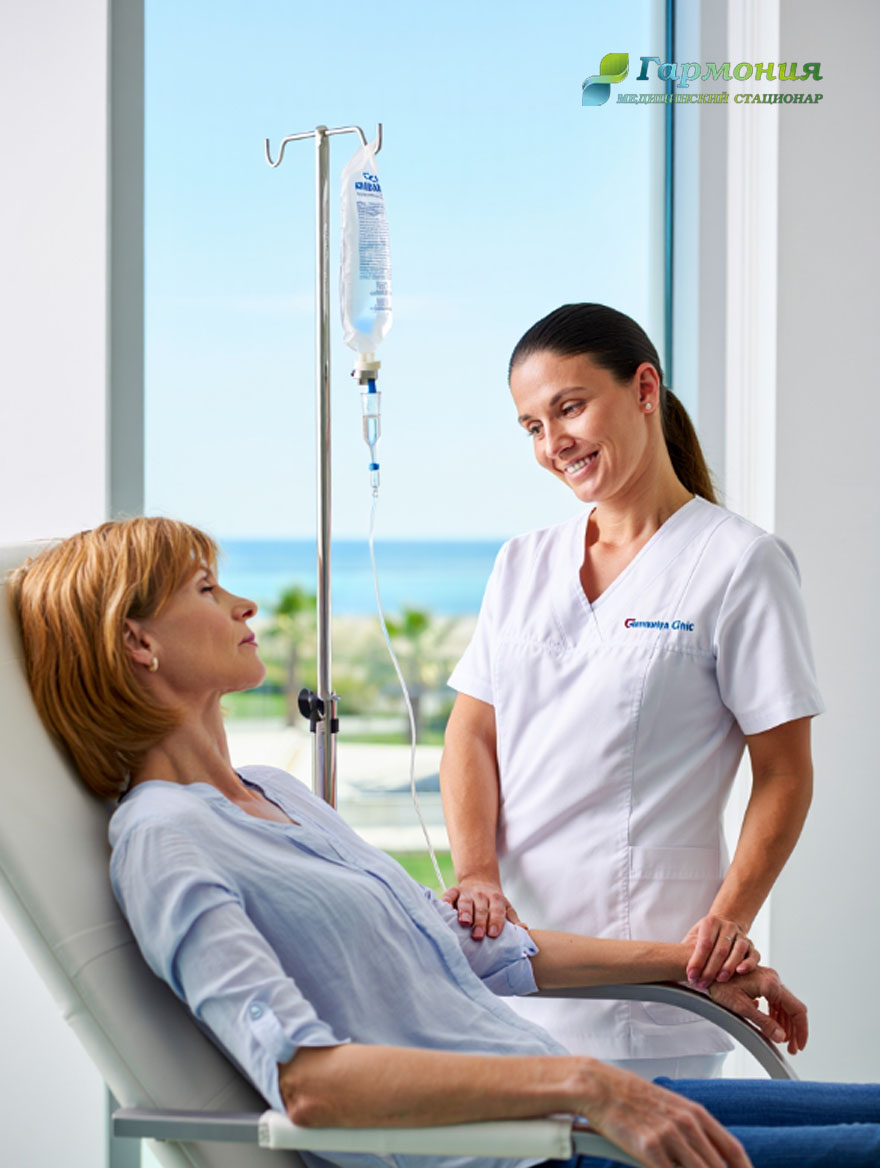 Врач и пациент с капельницей на фоне берега Экибастуза