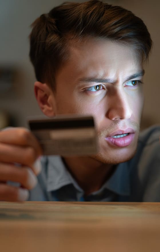 Мужчина с кредитной картой